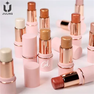 Care este diferența dintre iluminatorul și pudra de conturare